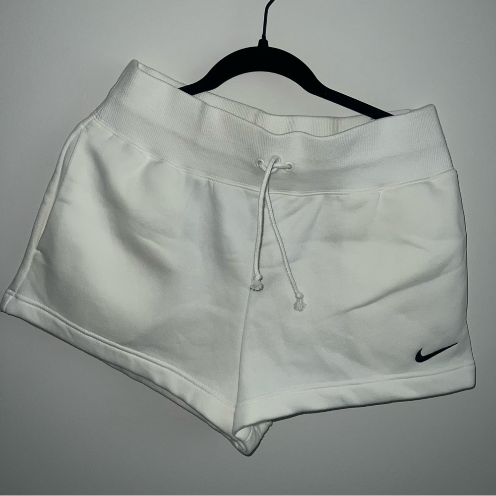Nike Sportswear Phoenix Fleece
Women's High-Waisted Loose Shorts